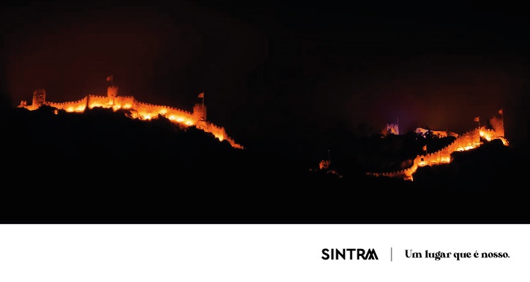 Castelo dos Mouros iluminado a laranja para assinalar o Dia Mundial da Esclerose Múltipla